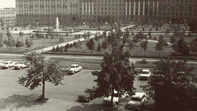 Сквер на площади Революции, 70е годы. Как видно, уже тогда парковка перед нынешним Челябинвестбанком пользовалась популярностью!