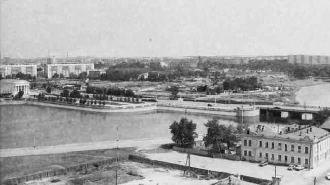Вид на реку, кинотеатр Родина, площадку, где будет построен цирк, место будущего краеведческого музея. Фотография вторая половина 70х годов.