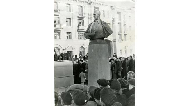Ноябрь 1957 года. Открытие первого памятника С.М.Цвиллингу 