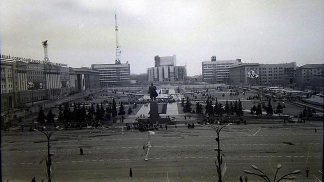 Отсканированная пленка, снятая Елисеенко В.Г. Парад на площади Революции и шахматисты, 8-9 мая 1981 года