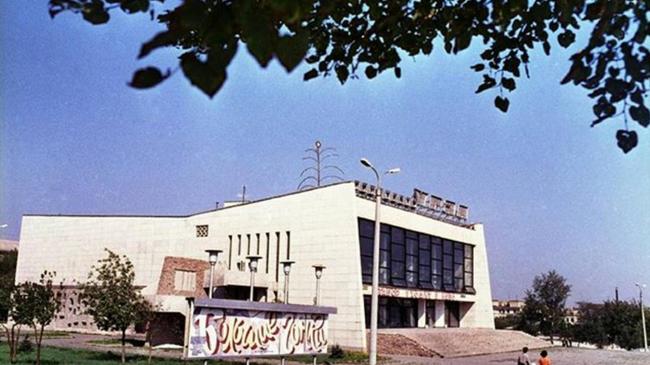Кинотеатр Урал. Фотография 1976 года. Над входом в кинотеатр анонс фильма "Табор уходит в небо". 