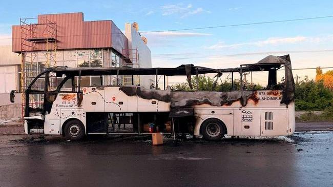 ⚡️БПЛА атаковал рейсовый автобус «Москва — Симферополь» в Енакиево