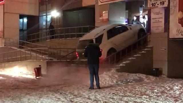 В Челябинске водитель Мерседеса заехал по лестнице в бар