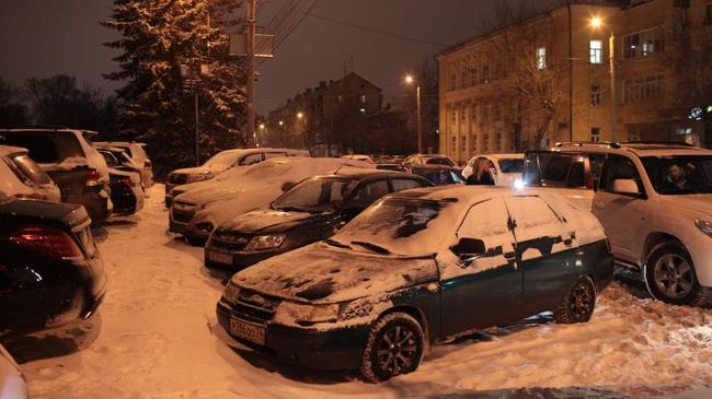 В Челябинске задержали мужчину, бившего стёкла машин во дворе