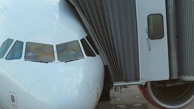 ✈ В челябинском аэропорту пассажиры почти час не могли выйти из самолёта 