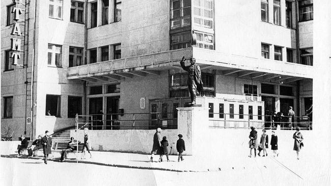 В июле 1939 года около почтамта на ул. Кирова была установлена статуя С.М. Кирова. В 70-х годах памятник уже был убран. 