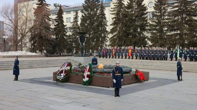 🥀 Сегодня в Челябинске чествуют военнослужащих и вспоминают погибших солдат 