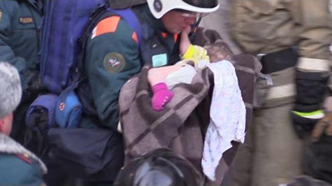 «К завалу не пускали»: отец спасенного в Магнитогорске младенца помог спасателям отыскать ребенка