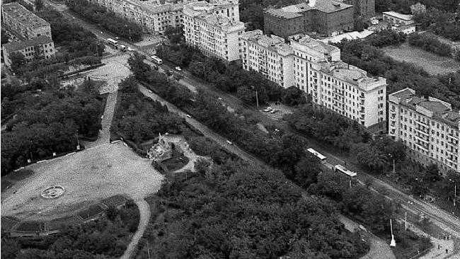 Вид на Алое Поле с мавзолеем, проспект Ленина, кинотеатр Урал, еще не построены Школьник и Драмтеатр.