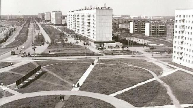 Перекресток Комсомольского проспекта и улицы Красного Урала. Слева по Комсомольскому домов еще нет. А какие изменения заметили вы?