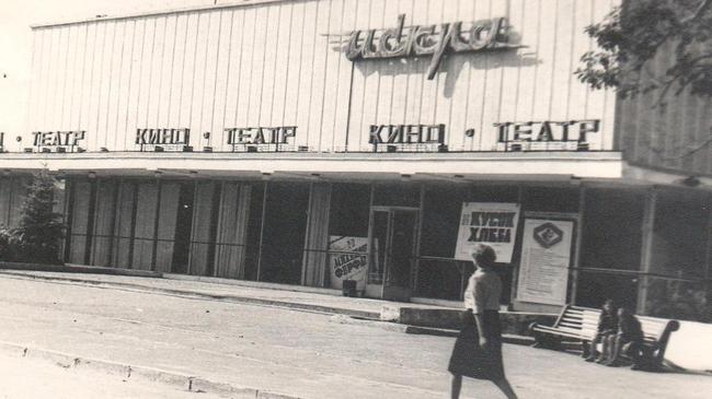 Кинотеатр "Искра" ул. Либединского, 2, был построен в 1962 г. Кто был в данном кинотеатре, ставь лайк!