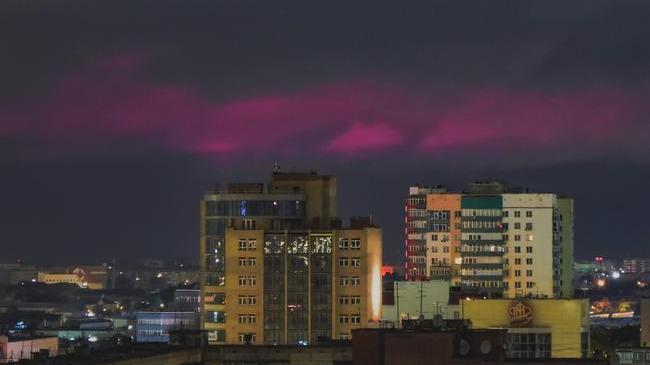 🎨 Небо над городом озарилось фиолетовым светом. А вы видели вчера эти фиолетовые облака? 🤔