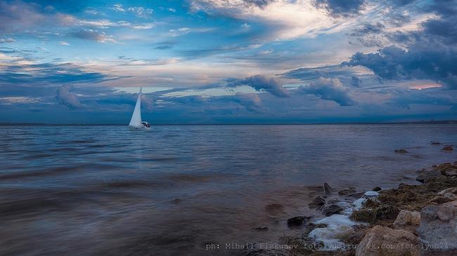 ⛵ Прекрасное небо над белым парусом. Угадаете на каком озере снято?