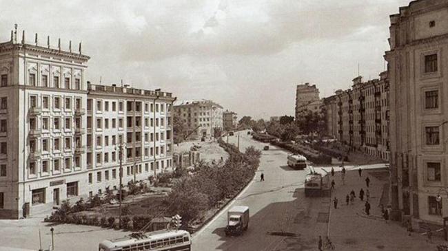 Перекресток проспекта Ленина и улицы Свободы, вид на улицу Свободы в сторону вокзала. Какие красивые посадки раньше были!