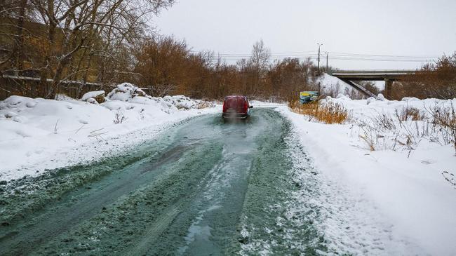 Одну из улиц Челябинска затопили зелёные реки.