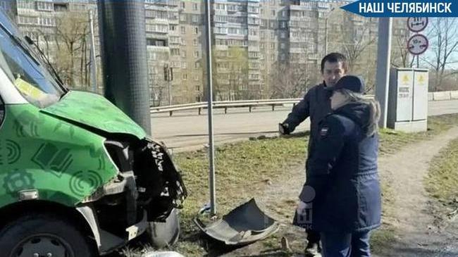 😱 Маршрутка с пассажирами врезалась в столб