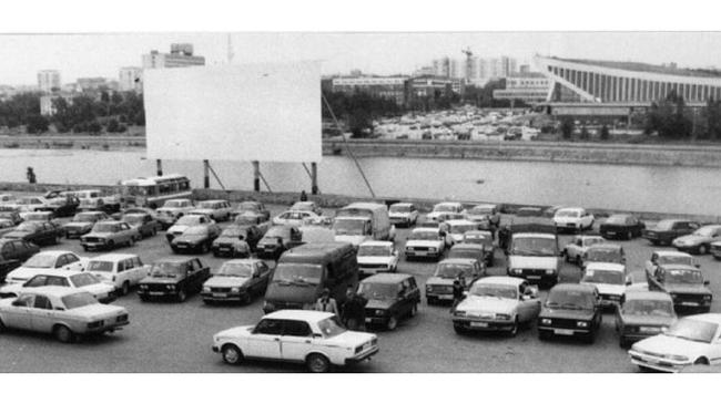 Экран автомобильного кинотеатра у реки Миасс на парковке у Торгового центра. Кинотеатр работал в середине 90х. Кто помнит, ставьте лайк😉