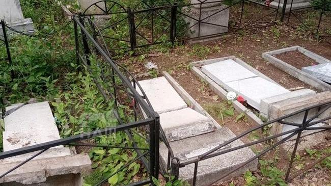 😱 В Челябинске неизвестные устроили разгром на кладбище