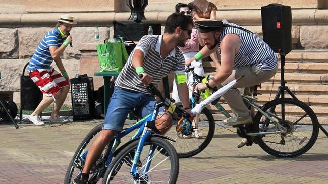 Велопрогулка в морском стиле закончилась танцами в центре города