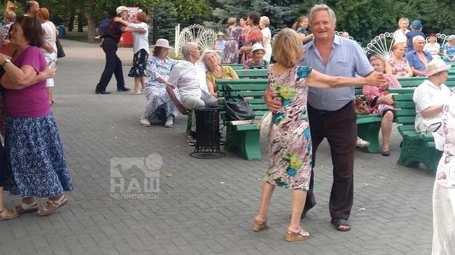 💃 Челябинские парки приглашают старшее поколение на танцевальные вечера 