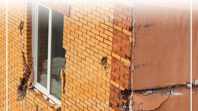 😰 Южноуральцы просят отремонтировать разрушающийся фасад жилого дома 