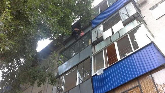Челябинцы спасли ребенка, сидевшего в открытом окне пятого этажа