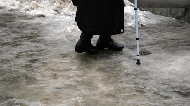 Прокуратура требует убрать снег и наледь из дворов Советского района Челябинска