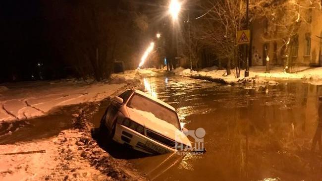 В Ленинском районе из-за коммунальной аварии на водоводе одна машина ушла под воду, под второй провалился грунт