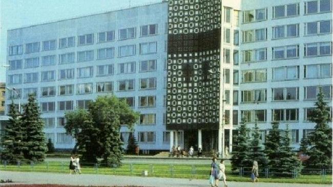 Проспект Ленина 57, в нынешнем понимании - офисное здание напротив Публичной библиотеки. Как думаете, какой это год?