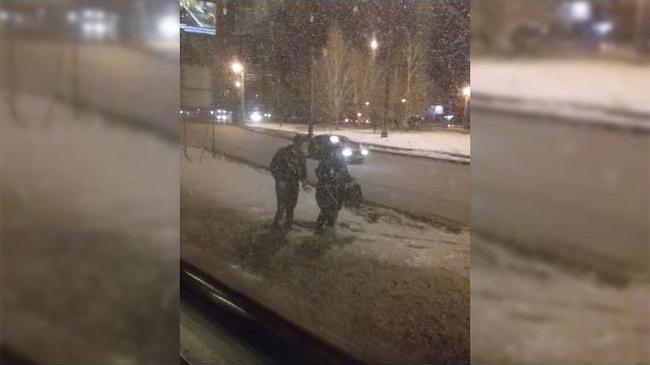 Водитель трамвая помог упавшей в сугроб старушке в Челябинске