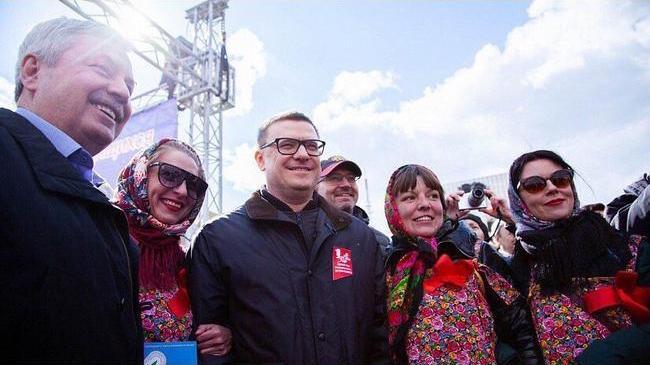Алексей Текслер пообщался с челябинцами и возглавил колонну первомайского шествия в Челябинске!