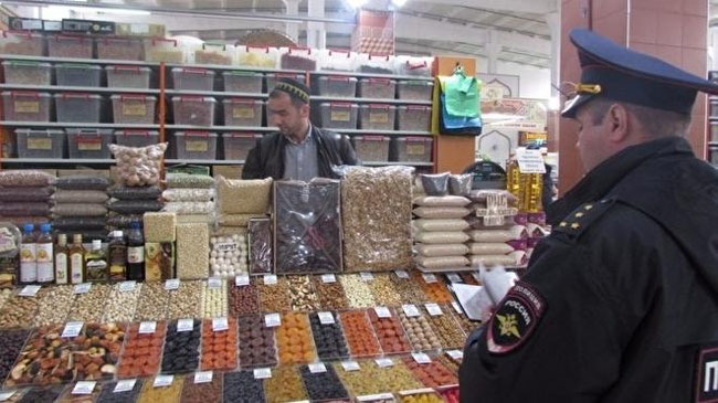 В Челябинске полиция провела зачистку на Центральном рынке