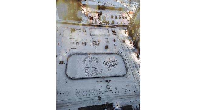 😍 Смотрите, какой крутой рисунок на снегу недавно появился в одном из дворов Екатеринбурга! 