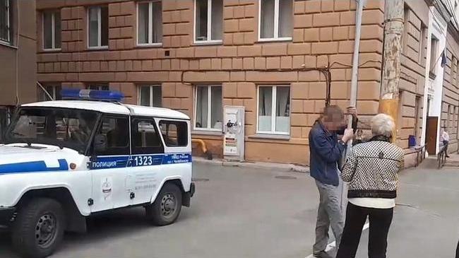 Неадекватный челябинец пытался вырвать столб в центре Челябинска