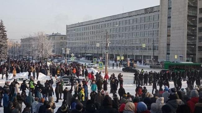 У памятника Курчатову было задержано еще несколько участников акции. 