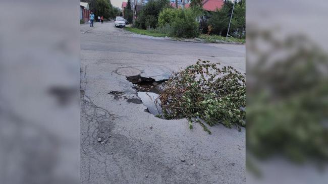 В Челябинске «починили» яму, в которую провалился грузовик, засунув в нее ветки
