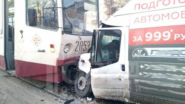 Маршрутка протаранила трамвай лоб в лоб в центре Челябинска. Очевидцы сообщают о 4 «скорых» на месте ДТП