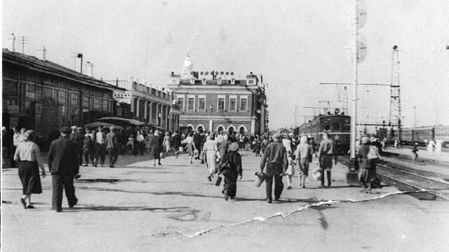Челябинский вокзал, до постройки современного здания. Как думаете, в каком году было сделано фото?
