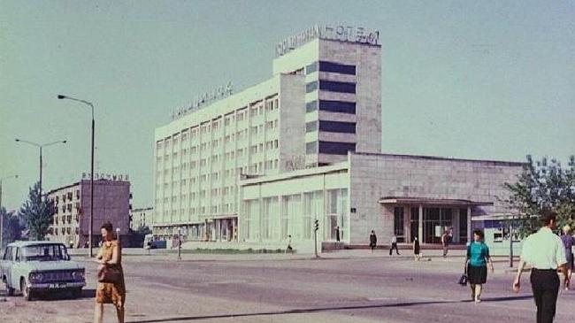 Гостиница "Челябинск" с пристроенным рестораном, перекресток улиц С. Разина и Овчинникова. Как это место выглядело изначально.