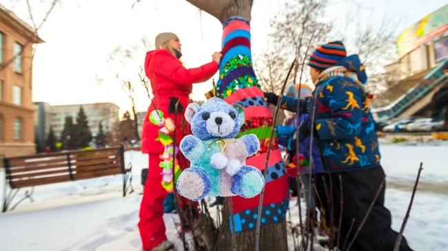 Стильные деревья и пеньки-миньоны: на фестивале уличного искусства в Челябинске «утеплили» сквер