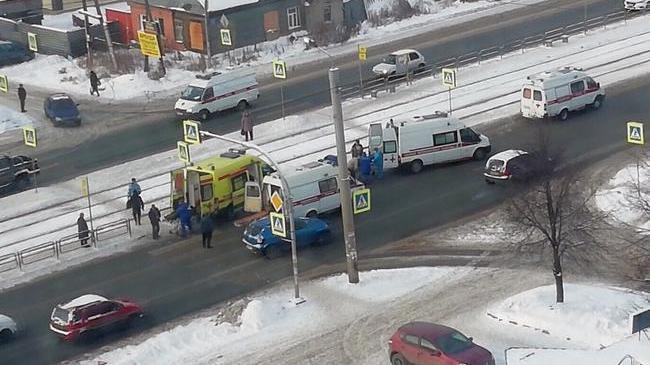 В Челябинске машина скорой помощи на «зебре», сбила пешехода: пожилая челябинка находится в реанимации