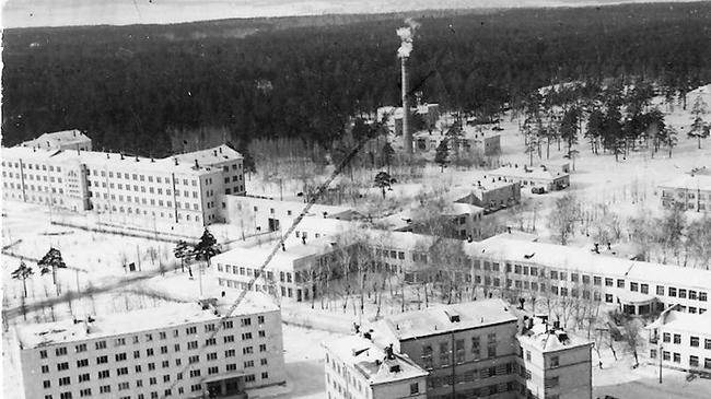 Из архива Челябинской областной больницы, середина 80-ых гг. Как думаете, откуда сделано это фото?