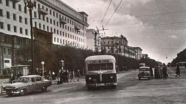 🚎 Советский троллейбус МТБ-82 на фоне главного магазинно- жилого дома города. 