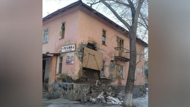 В Челябинской области обрушилась стена жилого дома.
