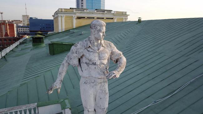 Скульптуры на крыше челябинского "оперного" поменяют на новые
