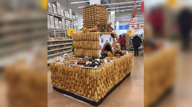 В челябинском гипермаркете хлеб прикрутили шурупами к русской печи