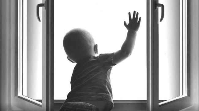 «Мать не уследила»: на ЧТЗ двухлетний малыш выпал из окна