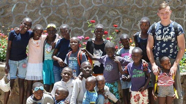 Победивший онкологию челябинец отправился помогать бедным детям в Кении