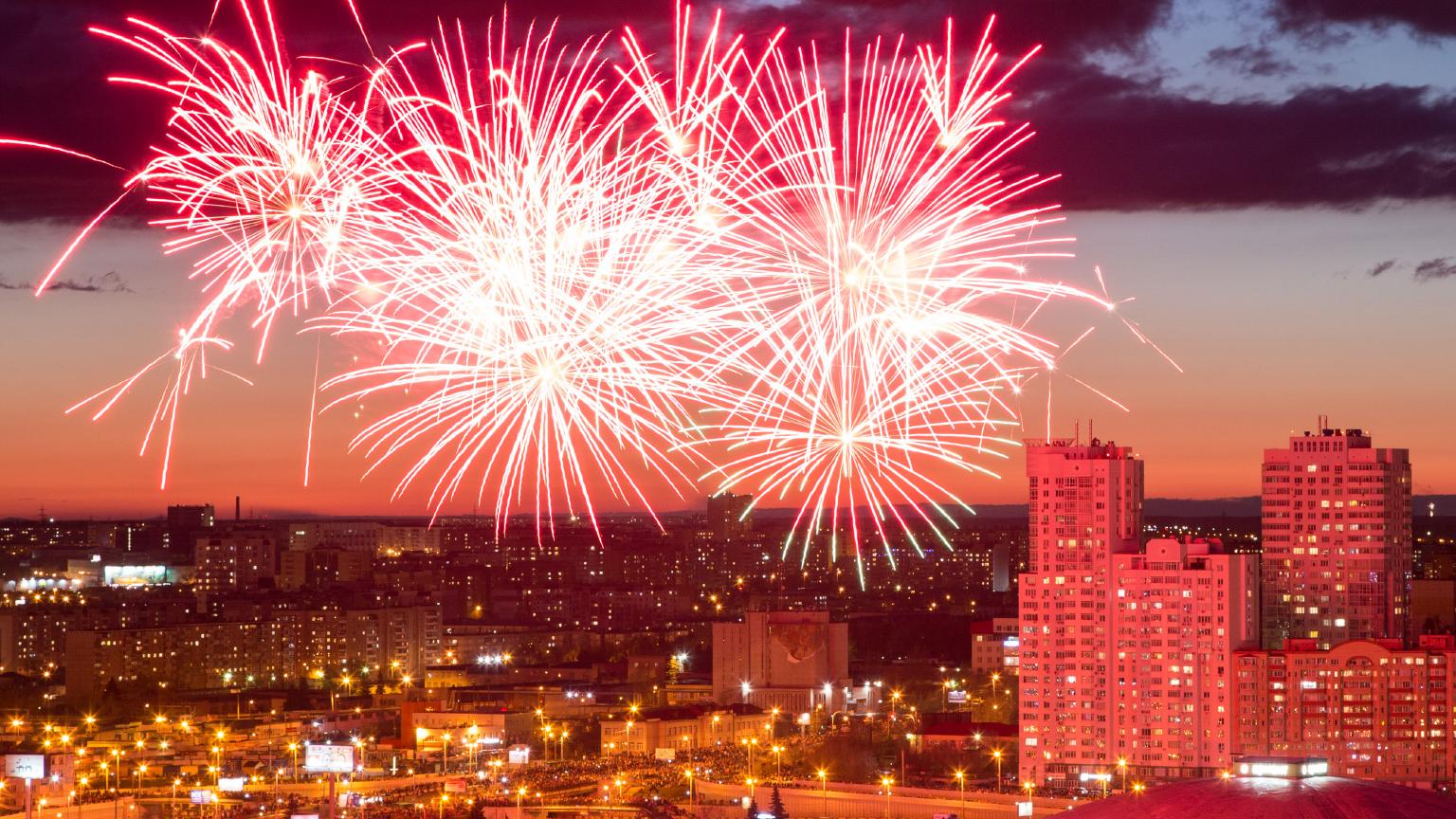 День города ч. Салют в Челябинске. Челябинск салют Кировка. Челябинск праздник. Салют над Челябинском.