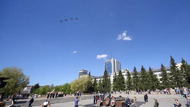 🛩 В небе над Челябинском прошел авиапарад с участием четырех Су-34. Фото Дмитрия Куткина.